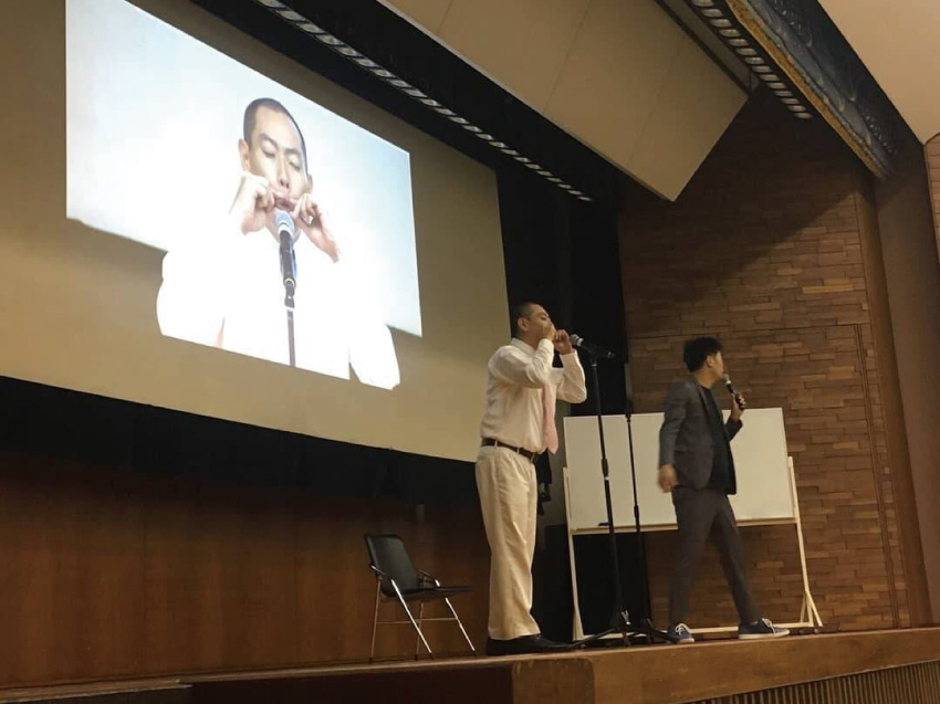 「満腹アヒル」ゲームを披露するレギュラー