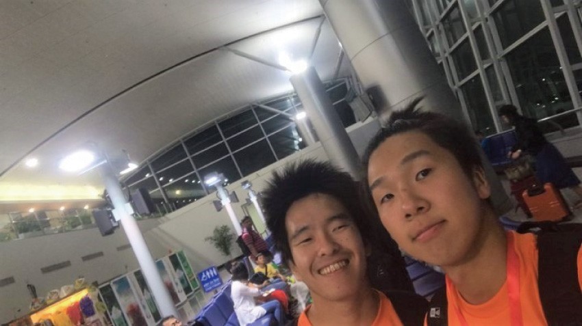 空港で岡田さん(左)と嶋村さん(右)がセルフィー