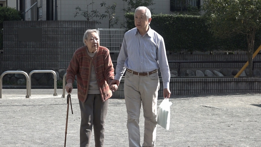 映画「99歳 母と暮らせば」の1場面