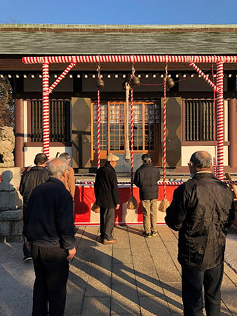 新年の初めは、みんなそろって神社へご挨拶