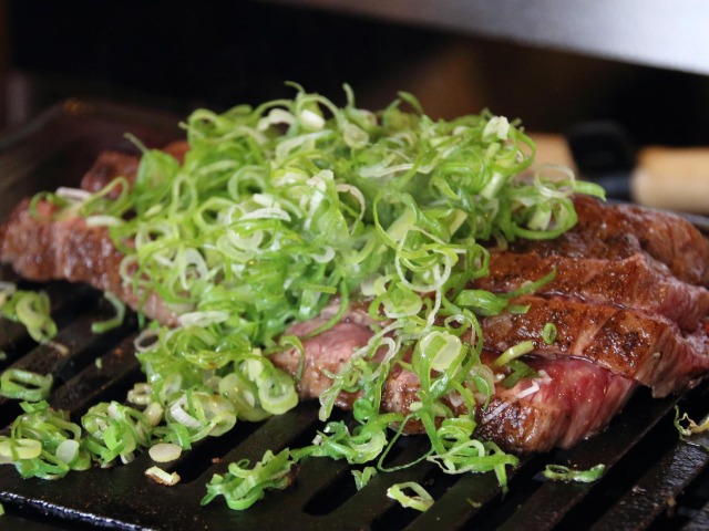 ひとりで食べる焼肉はうまい!「大阪式カウンター」の店に行ってみた