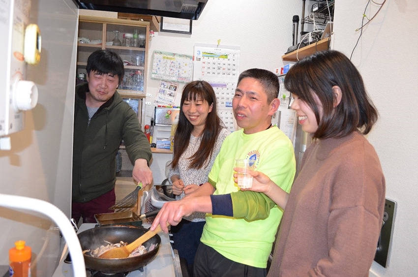 「居酒屋よいよい」の料理担当はみなみちゃん(写真右から2人目)=清川卓史撮影