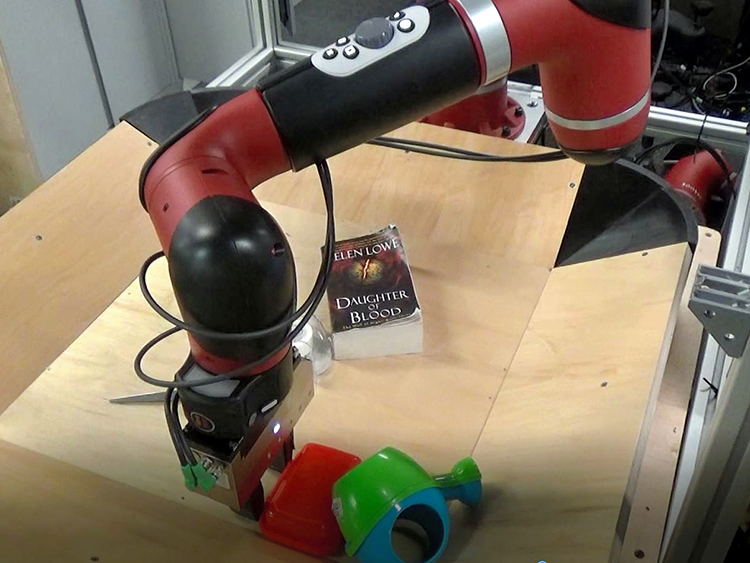 AIがロボットアームを使って「現実世界における物の動かし方」を学ぶ