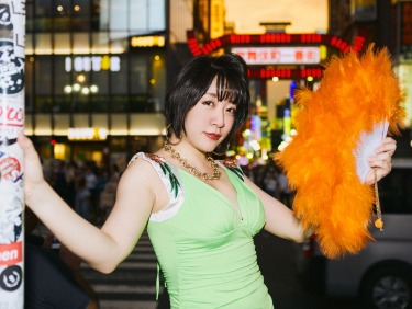 扇子を持つベッド・インの「ちゃんまい」こと中尊寺まい