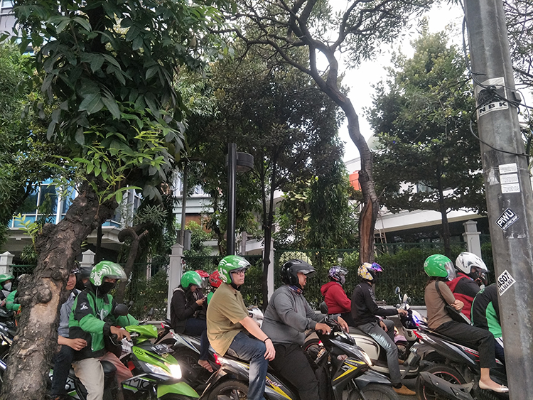 吉岡桂子2_P5)市民の足、バイクタクシー
