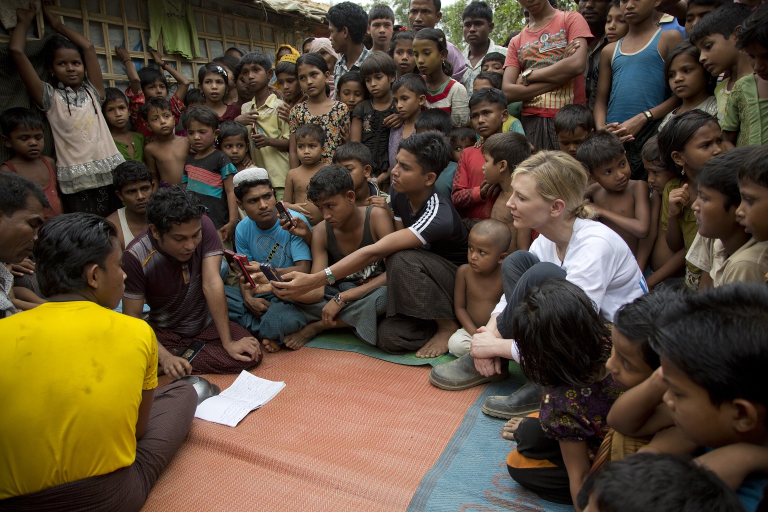 クトゥパロン難民キャンプで音楽パフォーマンスを見るケイト・ブランシェットさん© UNHCR/Hector Perez.
