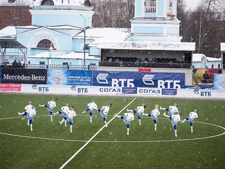 寒さはロシアのサッカー観戦の大敵。小雪が舞う中、厚着のコスチュームで、四股を踏むようなパフォーマンスを披露するディナモ・モスクワのチア(撮影:服部倫卓)。