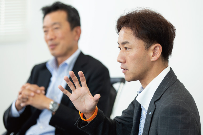 丹野智文さん(右)と三浦社長