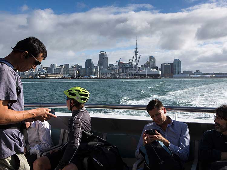 ニュージーランド(NZ)最大の都市オークランドでは、フェリーは日常の重要な交通手段だ。そのNZで、ある企業が週4日、計32時間の短縮勤務制度の導入実験をしたところ、生産性向上などの成果が得られた=David Maurice Smith/©2018 The New York Times