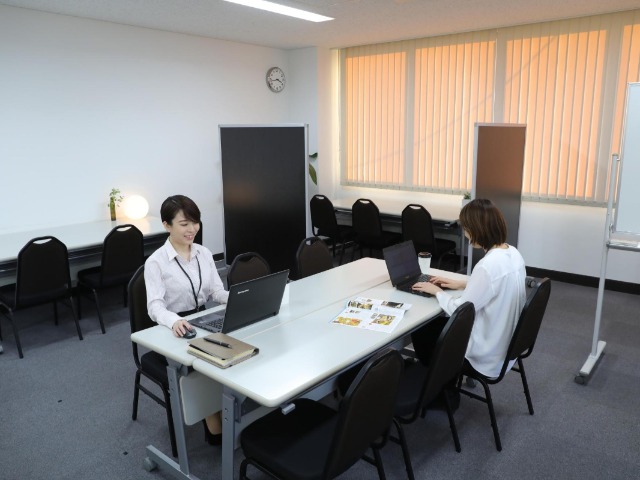 「WEB会議場所難民」に朗報!? 広い会議室を「相席」で使うサービス、都心に登場