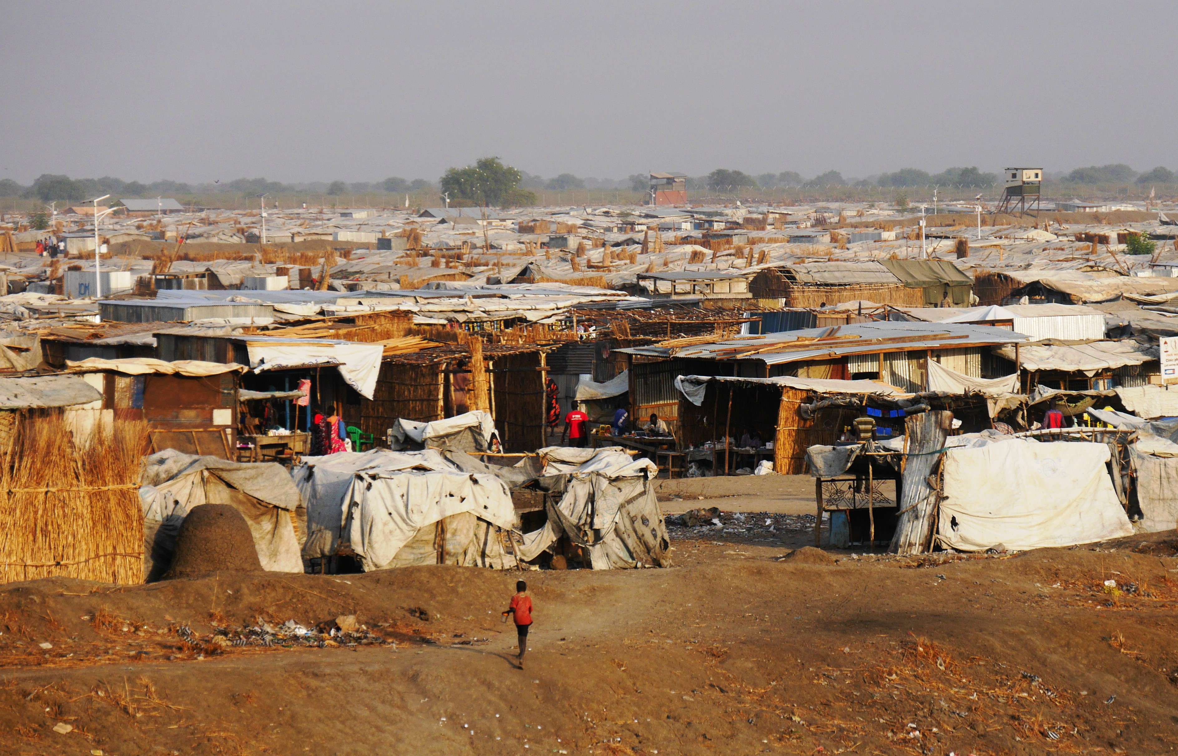 南スーダン北部のベンティウ近郊にある避難民キャンプ。国内最大のキャンプで、約11万人が暮らしていた=5月、石原孝撮影