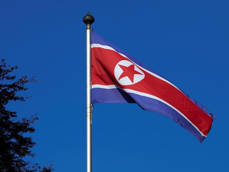 7月23日、米国の北朝鮮分析サイト「38ノース」は、今月20日に撮影された北朝鮮の衛星画像から、弾道ミサイルのエンジン開発に使われてきた実験場の主要施設の解体が始まったことがうかがえると指摘した。写真は北朝鮮国旗。2014年10月撮影(2018年 ロイター/Denis Balibouse)
