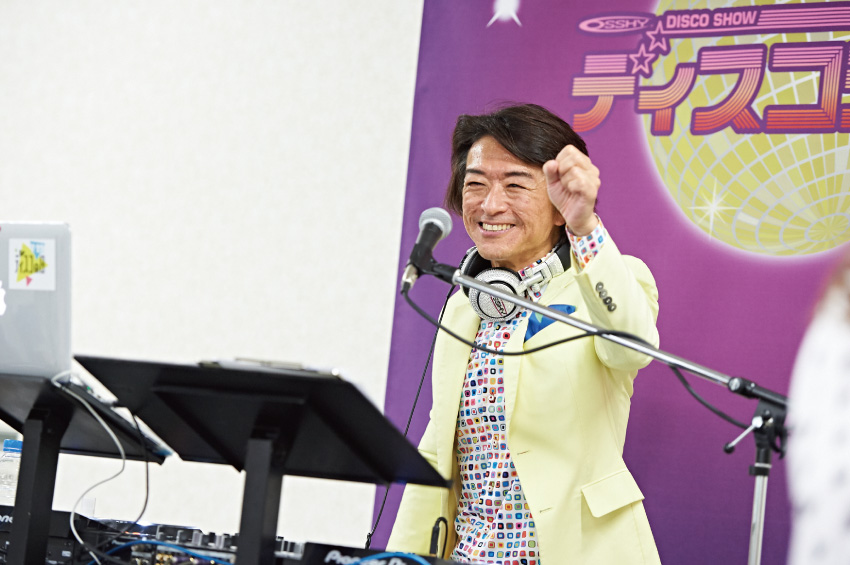 インタビュー直前、高齢者施設でのディスコショーで盛り上がる押阪さん
