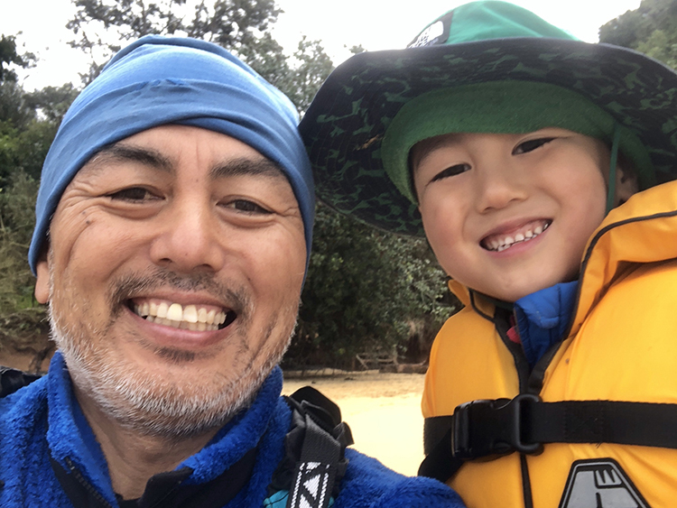 息子とともに=写真はすべて本人提供