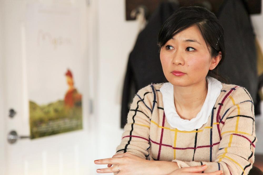 米カリフォルニア州バークリーにある堤大介さんたちのスタジオ「トンコハウス」で語る桑畑かほるさん=Photo by Giselle Grimaldo