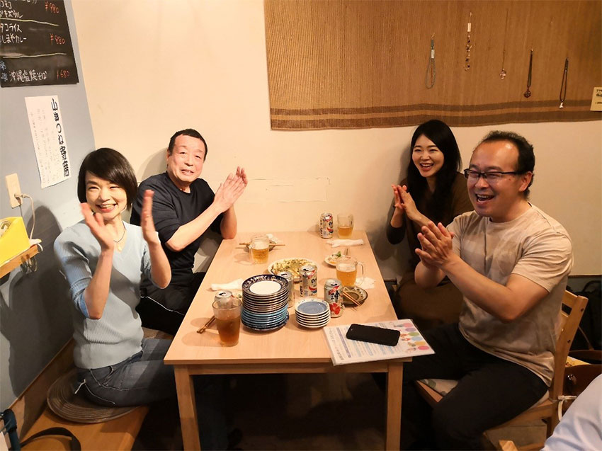 「誰でも居酒屋」の幹事役、水野隆史さん(写真右端)=清川卓史撮影