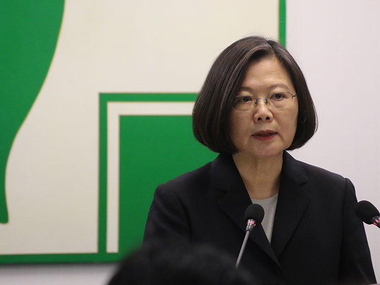 統一地方選を終えた翌週、民進党の幹部会議で党主席辞任のあいさつをする蔡英文総統=11月28日、西本秀撮影