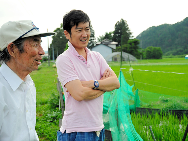 山形県高畠町の有機農家、星寛治(左)から体験を聞く「東北食べる通信」の高橋博之=2016年7月16日、渡辺洋介撮影