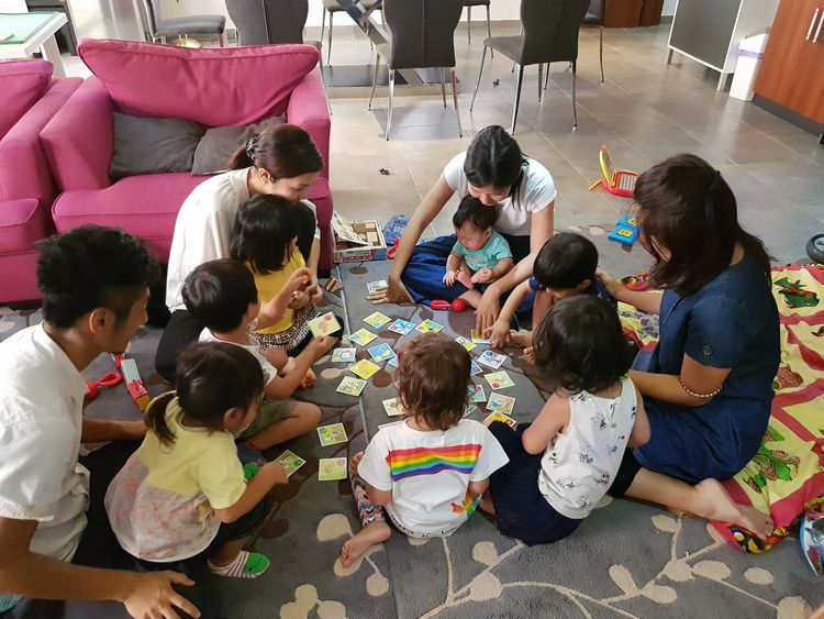 アンパンマンカルタで遊ぶ日本人プレイグループ(写真はすべて野副美緒さん撮影)