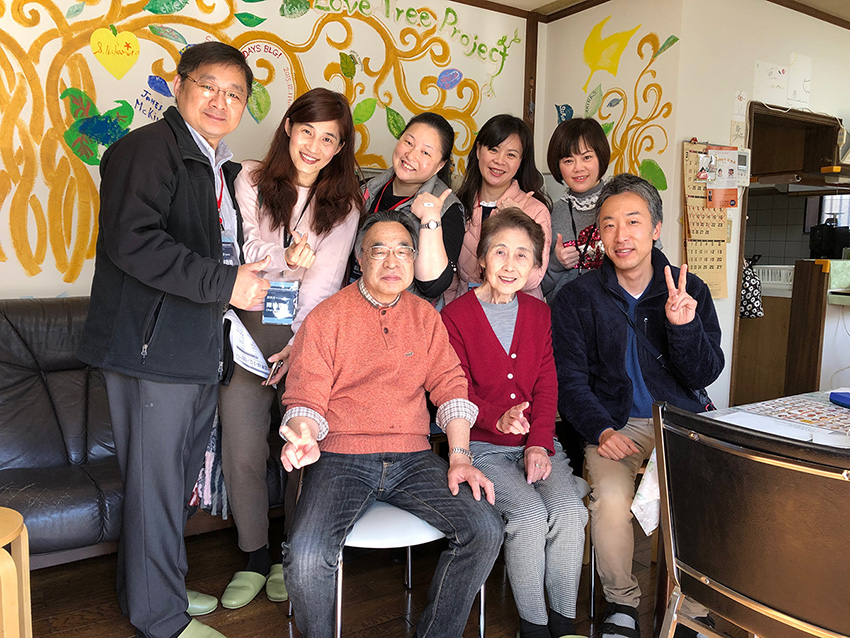 台湾の大学から医師や看護師等が視察に来てハイ、チーズ