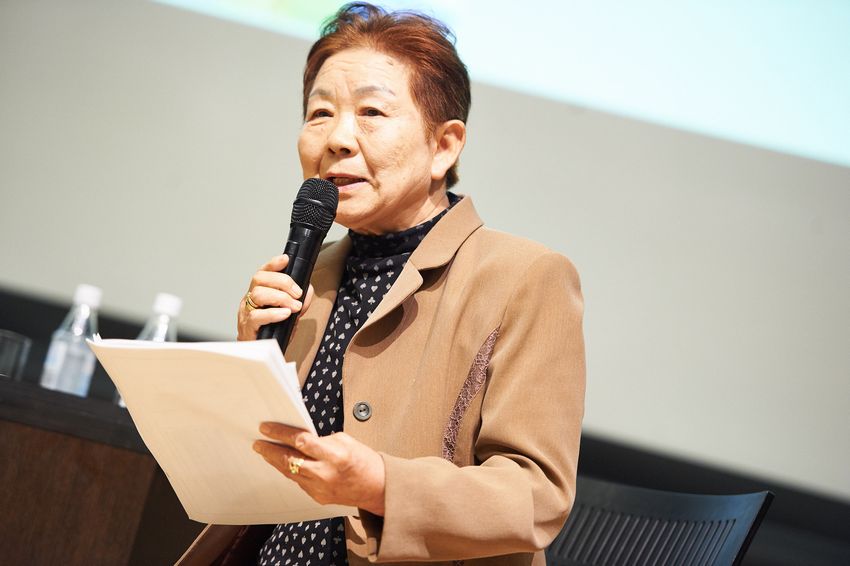イベントで話す春原治子さん