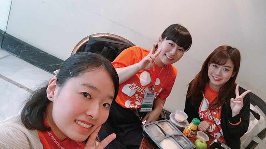 1日目のプレゼンが終了し、日本チームの女子でお昼ご飯