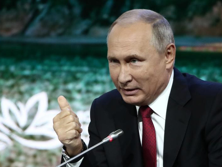 9月12日、ロシアのプーチン大統領(写真)は、安倍首相に対し、年末までに平和条約を締結することを提案した。ウラジオストクで撮影(2018年 ロイター/ Valery Sharifulin/TASS Host Photo Agency)