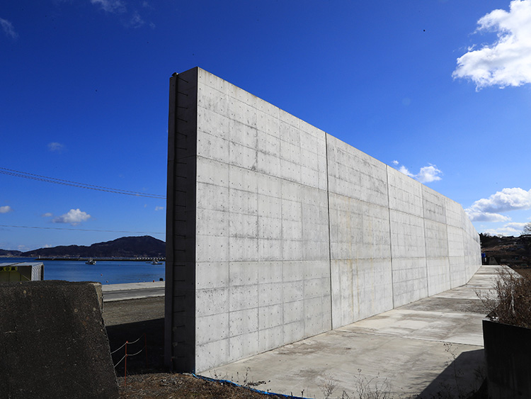 岩手県陸前高田市の長部漁港に造られた高さ12.5メートルの防潮堤=長島一浩撮影