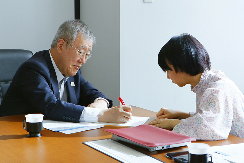 対談する出口治明さんと冨岡史穂編集長