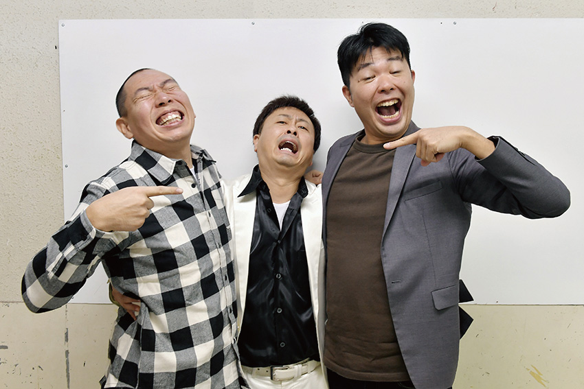 お笑いコンビ「レギュラー」の松本康太さん(左)、西川晃啓さん(右)と「次長課長」の河本準一さん