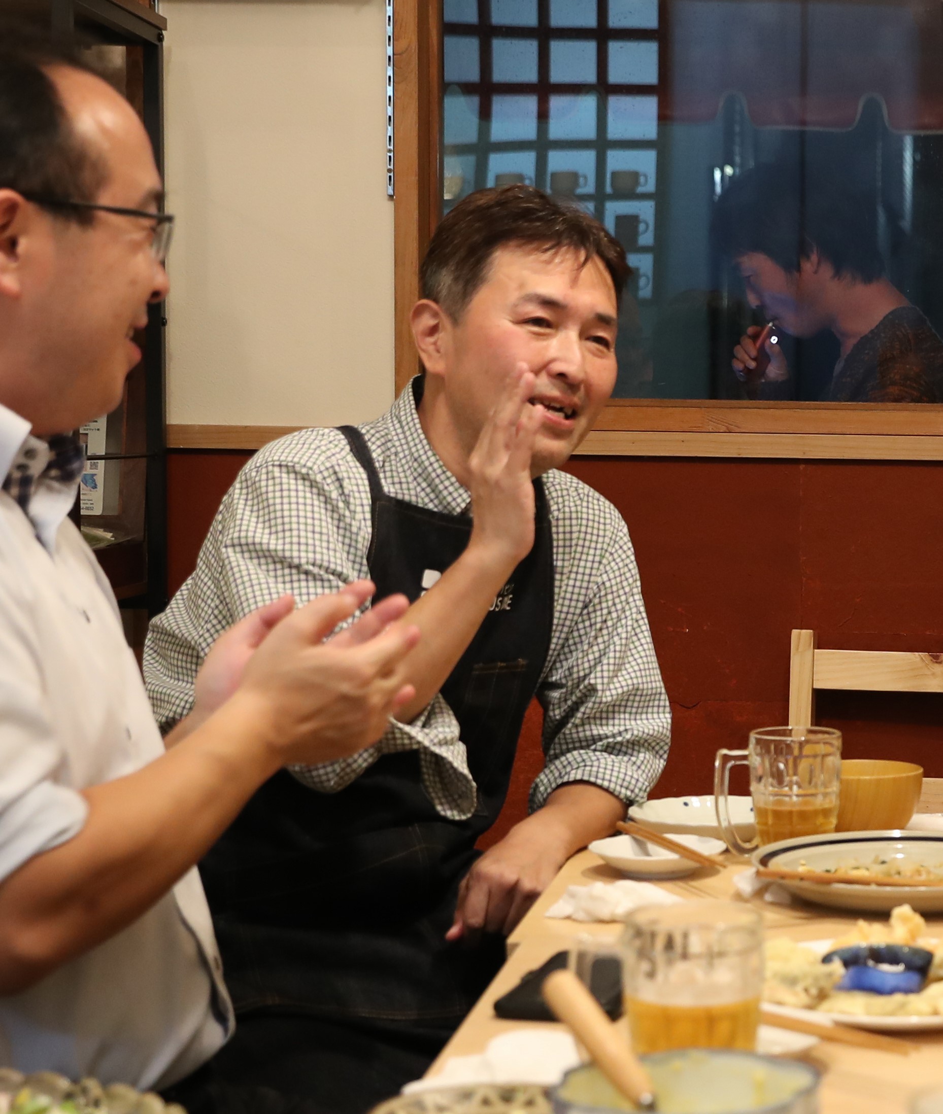 飲み仲間と語り合うひろゆきさん=飯塚悟撮影