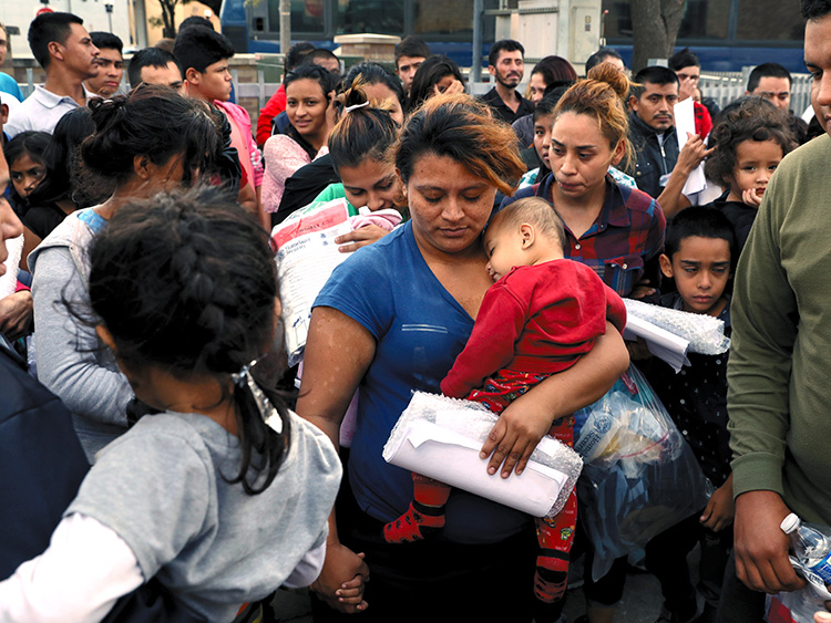 メキシコとの国境沿いの都市、テキサス州マッカレンの収容施設を出る不法移民の家族ら=Reuters