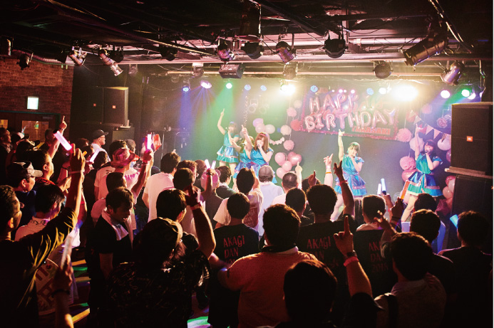 ライブで歌うあかぎ団