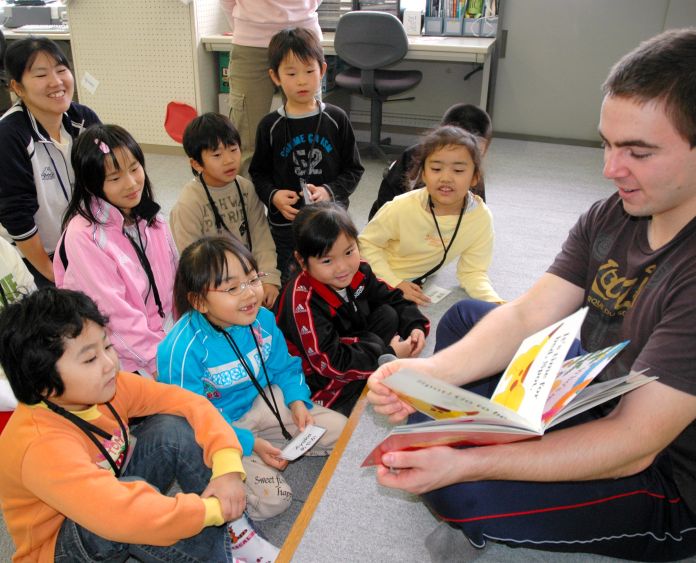 外国語指導助手の授業は、小学校でも長く続いているが……=2007年、北海道(本文とは直接関係ありません)