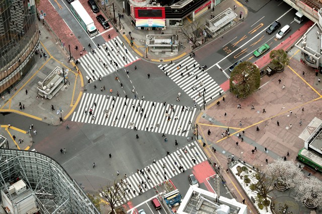 首次要求“自我约束 勿要外出”东京一片寂静