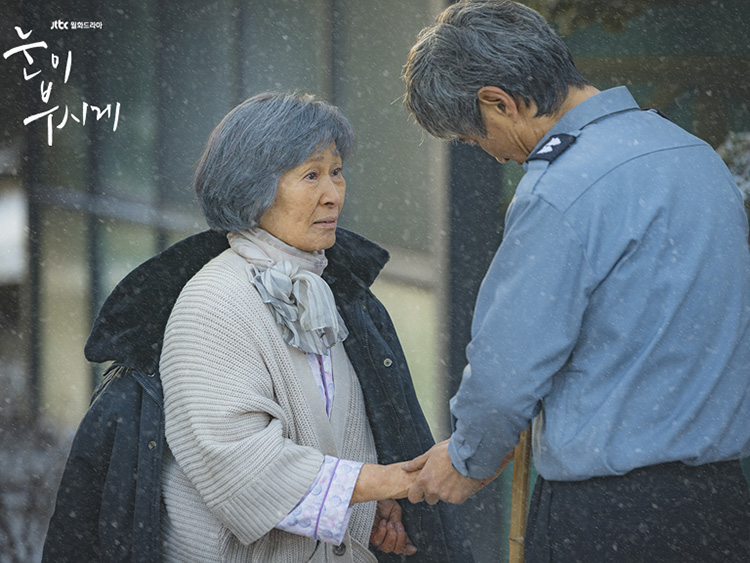 「眩しくて」終盤、ヘジャと息子の間のわだかまりが解けた瞬間=JTBC提供