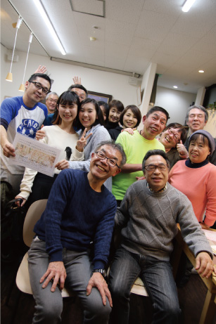 「中田哲行さん(59歳、中央)と飲み仲間たち」