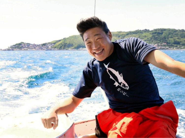 ロケの合間の休憩時間に、船上で気持ちよさそうに海風を受けるみやぞんさん=浅井企画提供