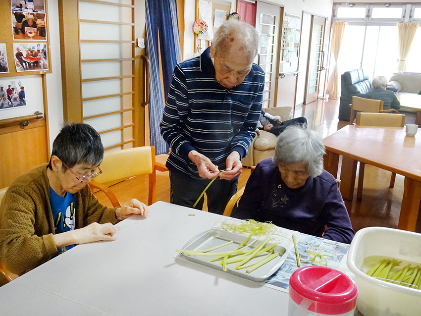フキの皮をむいたり、野菜を切ったり