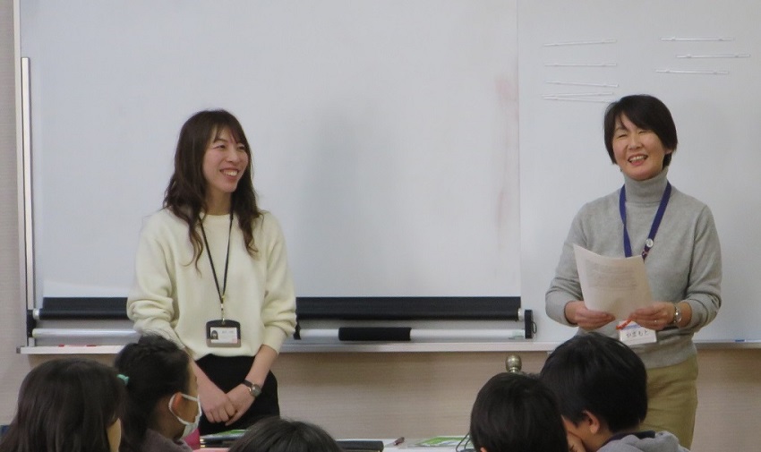 児童を前に話をする山本さん(右)