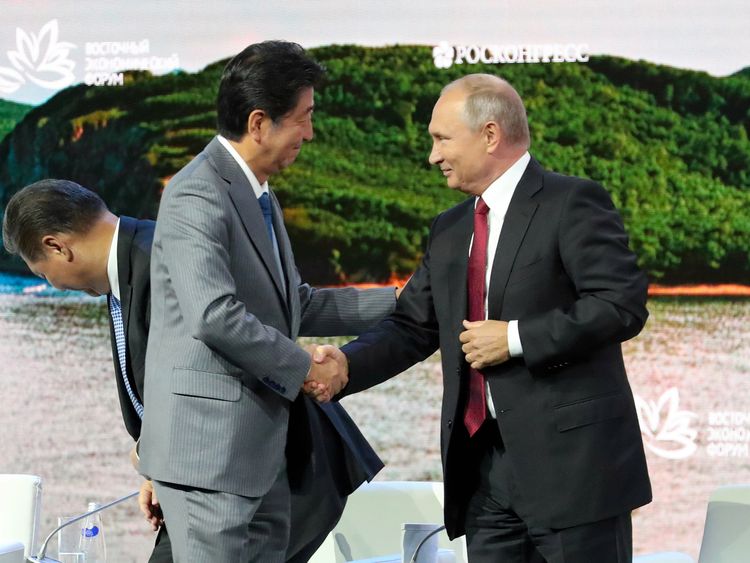 東方経済フォーラム全体会合で、発言後にロシアのプーチン大統領(右)と握手する安倍晋三首相=2018年9月12日午後4時24分、ロシア・ウラジオストク、代表撮影