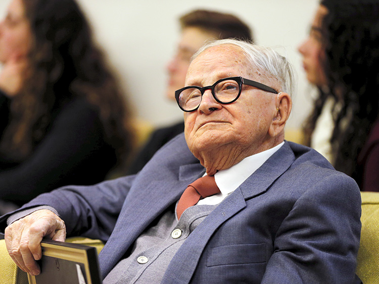 ナチス・ドイツによるユダヤ人抹殺の計画立案者アドルフ・アイヒマンの裁判から55周年を記念するイスラエルの式典に参加したラフィ・エイタン=2016年1月27日、エルサレムの大統領公邸、ロイター。情報機関モサドの実行部隊を指揮してアルゼンチンに潜んでいたアイヒマンを拉致し、イスラエルに連行した