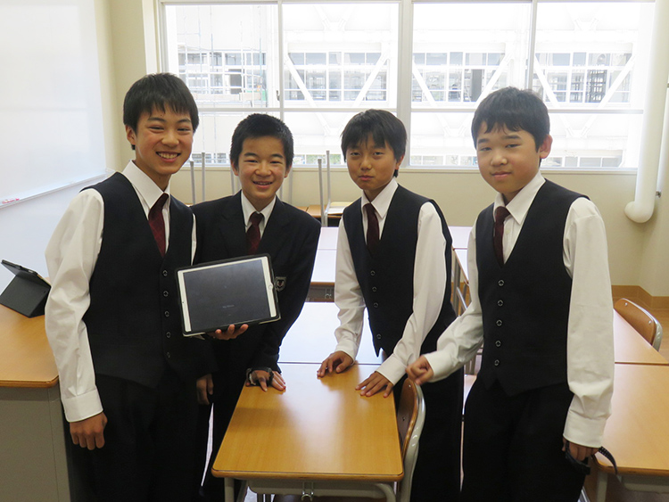 4月に開校した高知国際中1年の生徒たち。iPadを使ったプレゼンの準備をしていた