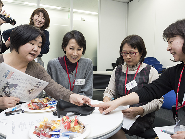 千趣会・靴の試作品について議論する読者会議メンバー