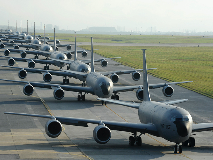 沖縄・嘉手納航空基地のKC-135空中給油機(提供:米空軍)