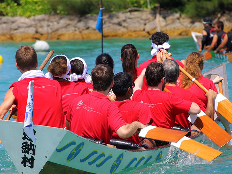 出身国・地域も異なるOISTチーム。息を合わせてレースに挑む (写真:OIST)