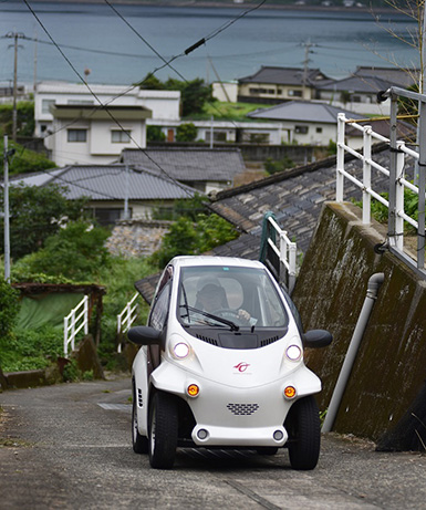 トヨタ車体の超小型モビリティ「コムス」。高齢者の移動手段としても期待されているが、課題も残る 2017/07/10 鹿児島県薩摩川内市