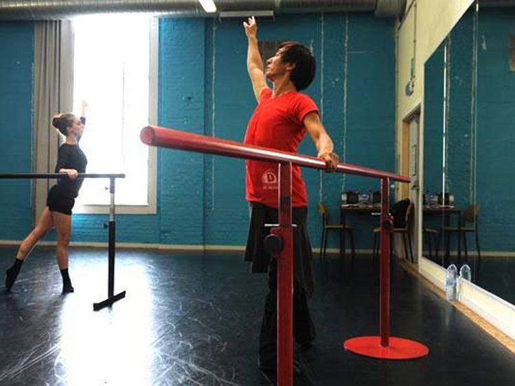 スタジオで生徒にバレエを指導する(若松さん提供)