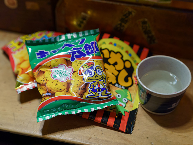 落語家が営む名古屋の「駄菓子バー」 17年ぶりに訪ねて味わう「酒とスナック菓子」