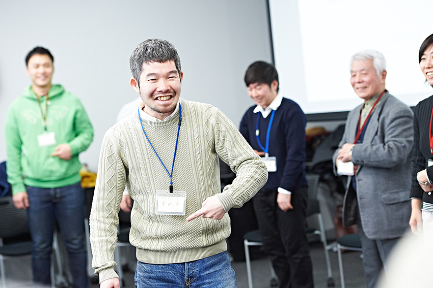 「将軍ゲーム」を参加者に説明する菅原直樹さん